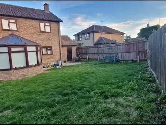 Unique 1 BA 3 bedroom detached house for rent in Lode Avenue.