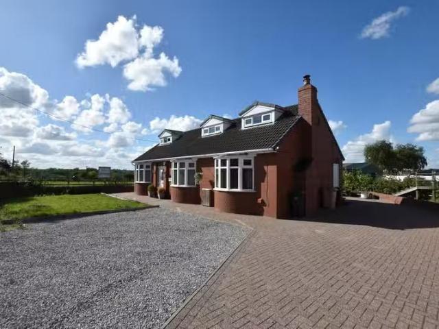 Cheap 1 BA 3 bedroom detached house for rent in Radcliffe Road.