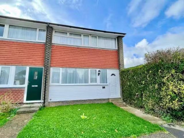 Just in! 1 BA 3 bedroom end of terrace house for rent in Wolst.