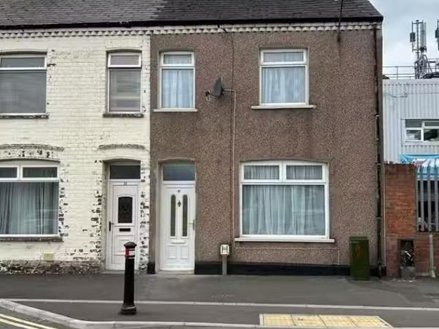Cheap 1 BA 3 bedroom end of terrace house for rent in North Cl.