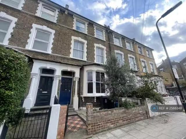 Deal! 1 BA 3 bedroom flat for rent in Linscott Road, London, E5