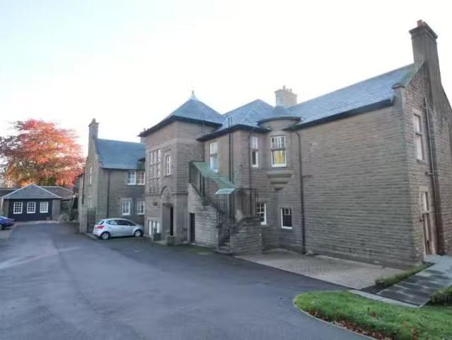 Deal! 1 BA 3 bedroom flat for rent in Perth Road, Dundee, DD2