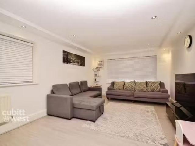 New 1 BA 3 bedroom ground floor flat for rent in Coulsdon Road.