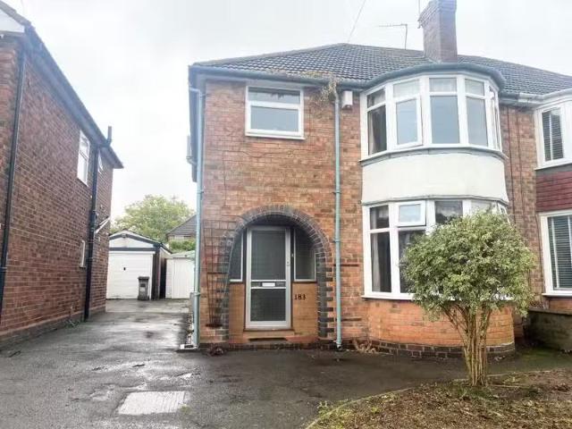 Cozy 1 BA 3 bedroom house for rent in Meriden Drive, Chemsley.