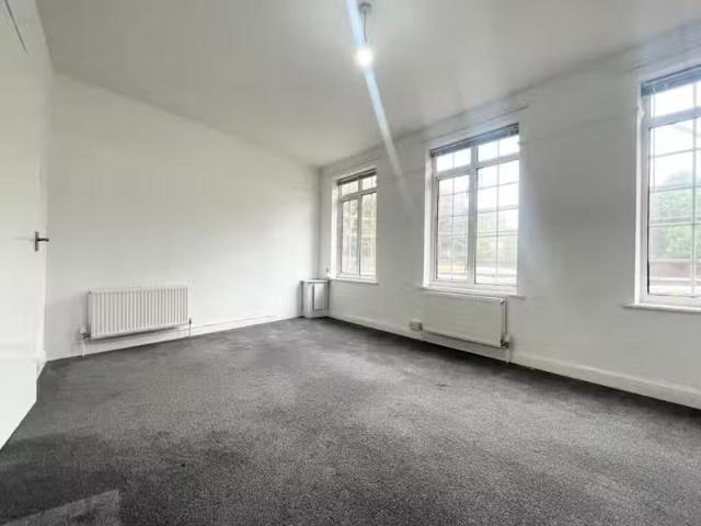 For Rent! 1 BA 3 bedroom maisonette for rent in Carlton Parade.