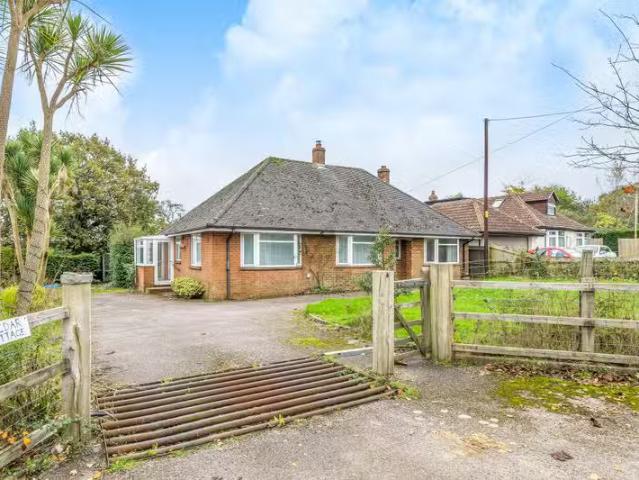 Charming 1 BA 3 bedroom property to let in Bull Hill, Pilley.