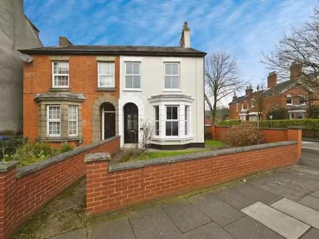Cozy 1 BA 3 bedroom semi detached house for rent in Clifton Ro.