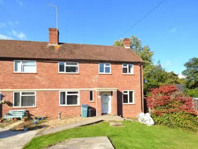 Cheap 1 BA 3 bedroom semi detached house for rent in Pearson R.