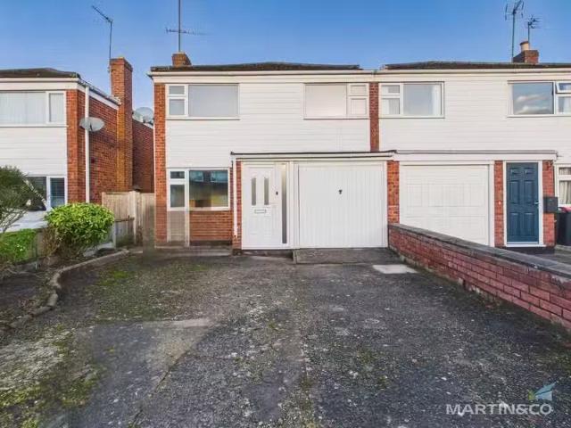 Charming 1 BA 3 bedroom semi detached house for rent in Sutton.