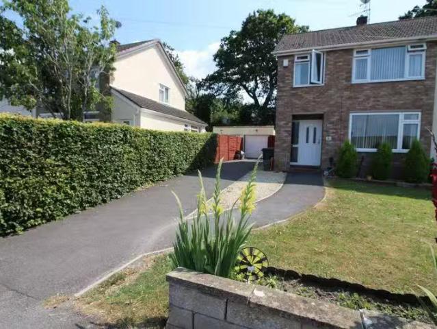 Cheap 1 BA 3 bedroom semi detached house for rent in Westway.