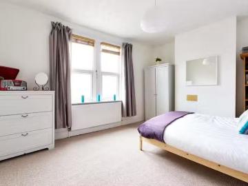 Rental! 1 BA 4 bedroom terraced house for rent in Chessel Stre.