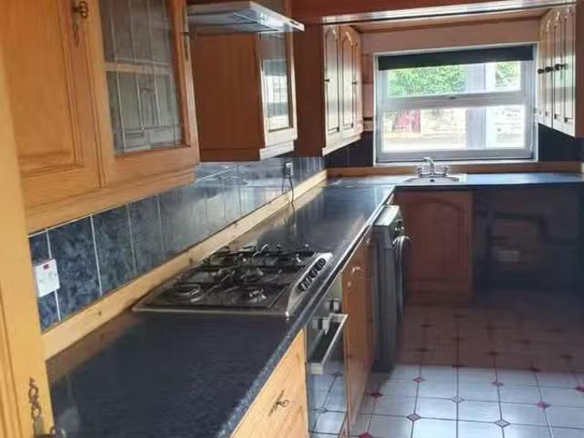 Rental! 1 BA 4 bedroom terraced house for rent in Queen's Road.