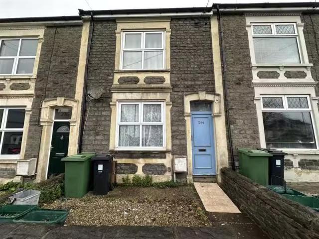 Cheap 1 BA 4 bedroom terraced house for rent in Soundwell Road.