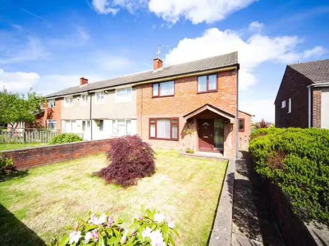 Charming 1 BA 4 bedroom end of terrace house for rent in Hillr.