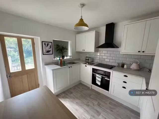 Deal! 1 BA 4 bedroom semi detached house for rent in Terminus.