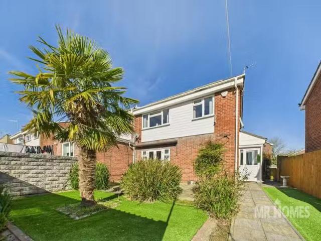 Cheap 1 BA 4 bedroom semi detached house for rent in Waun Fach.