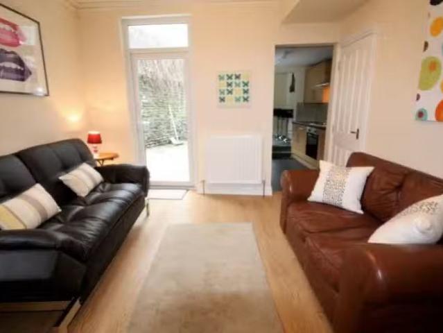 Cheap 1 BA 5 bedroom end of terrace house for rent in Cambridg.