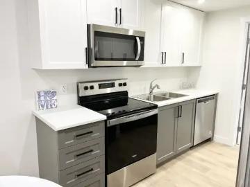 Hawks Ridge, Edmonton, Alberta - Equipped kitchen