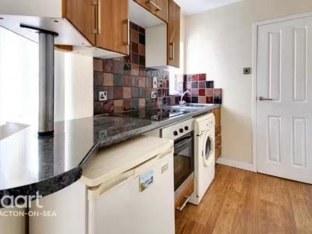 Nice 1 bedroom apartment for rent in Marine Parade East, Clact.