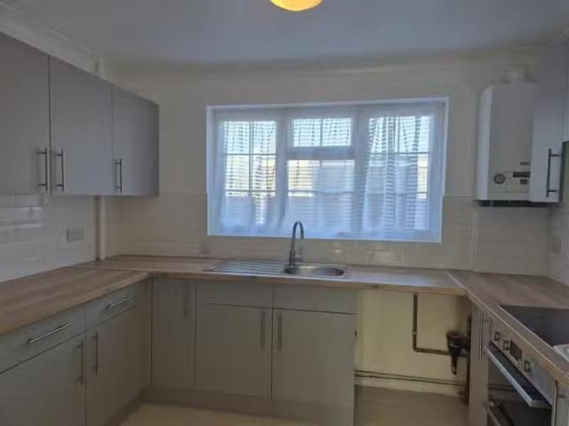 Cozy 1 bedroom apartment for rent in Glynde Court, Dane Road.