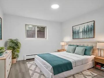 Cleardale, London, Ontario - Balcony, Parking