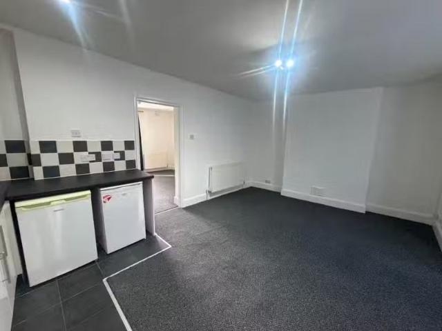 Unique 1 bedroom flat for rent in Hermon Hill, London, E11