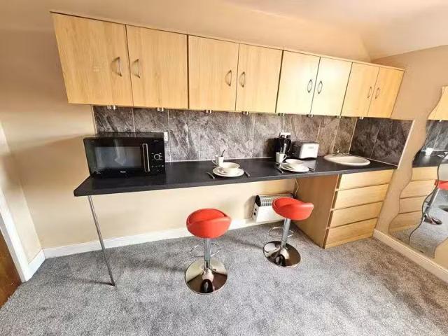 Deal! 1 bedroom house share for rent in Lodge Road, Kingswood.