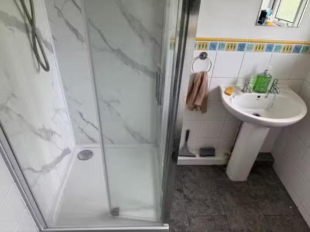 Nice 1 bedroom house share for rent in Queens Avenue, Canterbu.