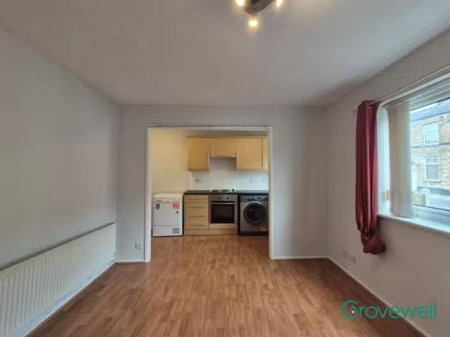 Deal! 1 bedroom maisonette for rent in St. Thomas Court, Bury.