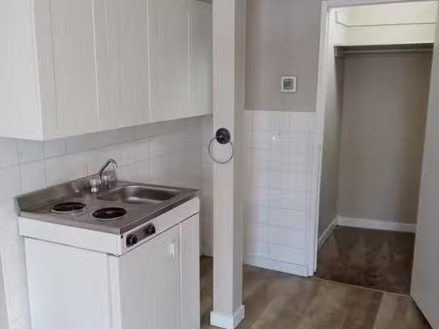 Nice 1 BR Bach 1 Bath #5, 11928 129 Ave NW Edmonton, AB