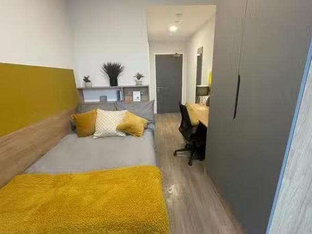For Rent! 1 BR Hillfort House, Brighton Bronze En Suite