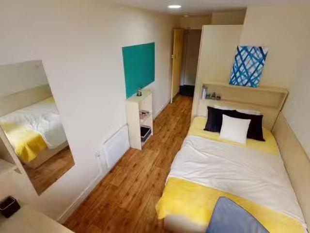 Just in! 1 BR i Q Ty Willis House Copper En Suite Plus