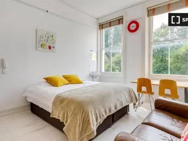 Rental! 1 BR Room to rent in 3 bedroom apartment in Kensington.