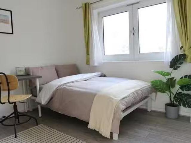 New 1 BR Rosebank Gardens, London