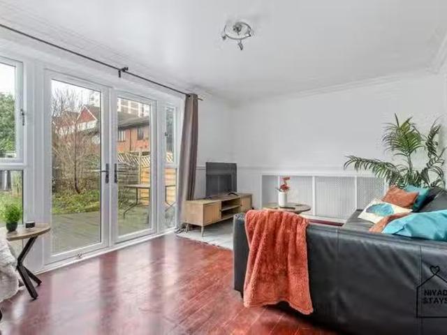 Charming 1 BR Stamford Road, London