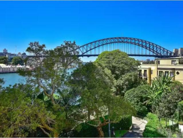 Deal! 1 BR 15/5 East Crescent Street, Mc Mahons Point Apartmen.