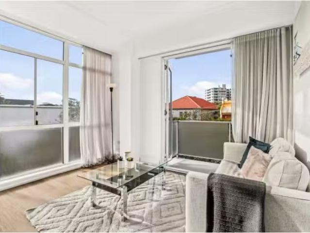 Deal! 1 BR 15/83 Old South Head Road, BONDI JUNCTION Apartment.
