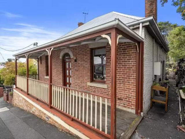 Cheap 1 BR 1/64 Barrack Street, Hobart Apartment for rent Lis.
