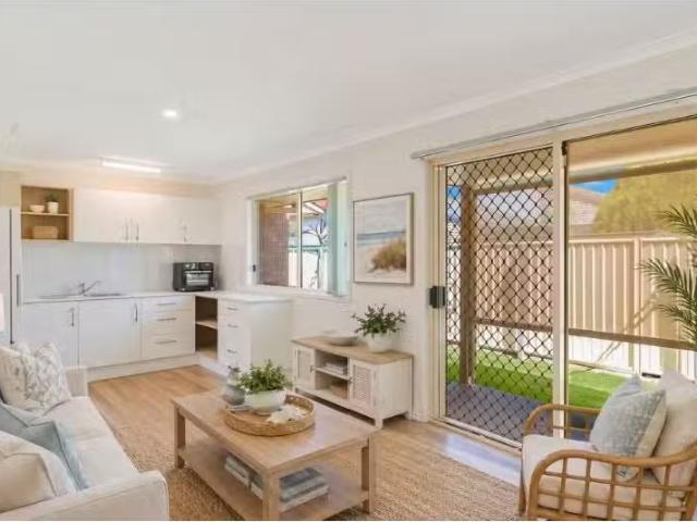 Unique 1 BR 13/74 Greenway Drive, BANORA POINT Apartment for r.