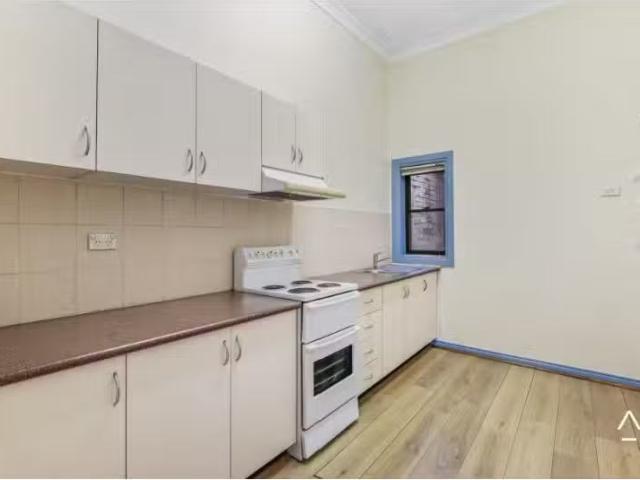 Nice 1 BR 2/11 13 Glebe Point Road, Glebe Apartment for rent.