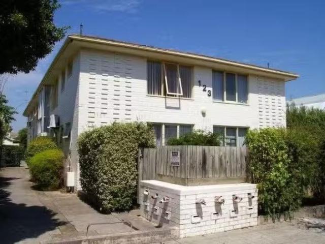 Nice 1 BR 2/123 Shaftesbury Parade, Thornbury VIC 3071 Apart.