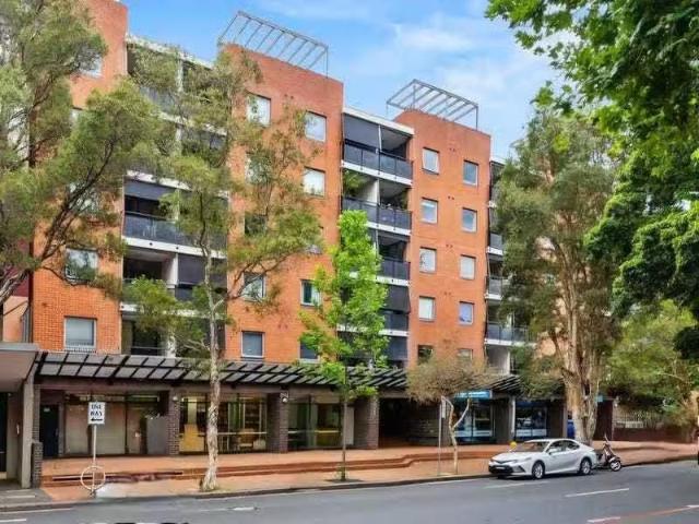 Nice 1 BR 49/543 551 Elizabeth Street, Surry Hills, NSW 2010.