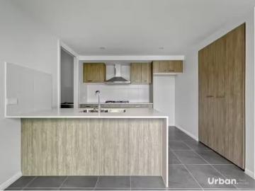 Unique 1 Goulston Street, Catherine Field Townhouse for rent.