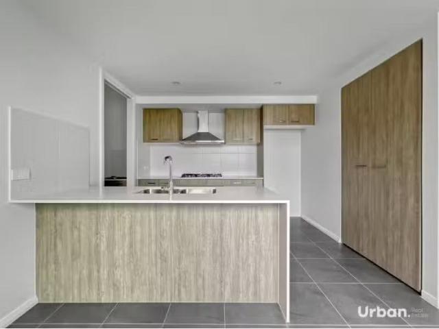 New 1 Goulston Street, Catherine Field Townhouse for rent Lis.