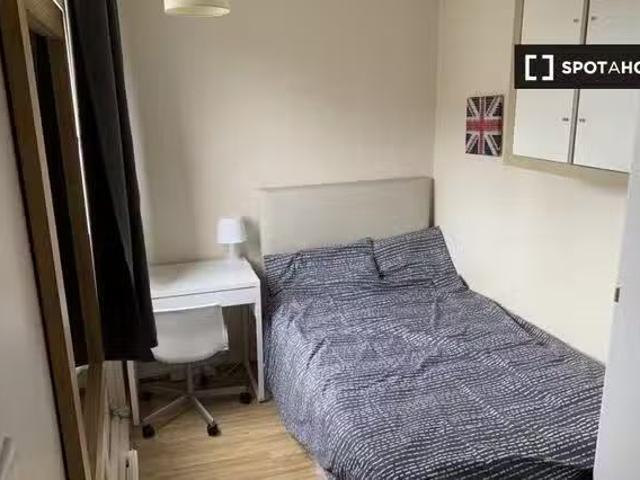 Cheap 1 Room Room in a 4 bed flatshare in Mile End