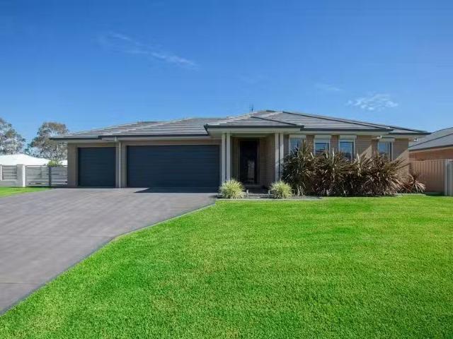 Cozy 1 Woodhurst Street, LARGS House for rent Listed by Renta.