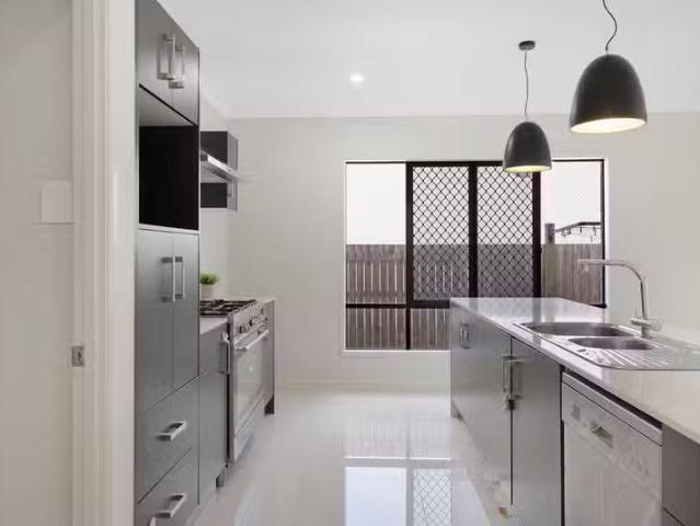 Nice 23 Broadaxe Street, SPRING MOUNTAIN, QLD 4300 House for.
