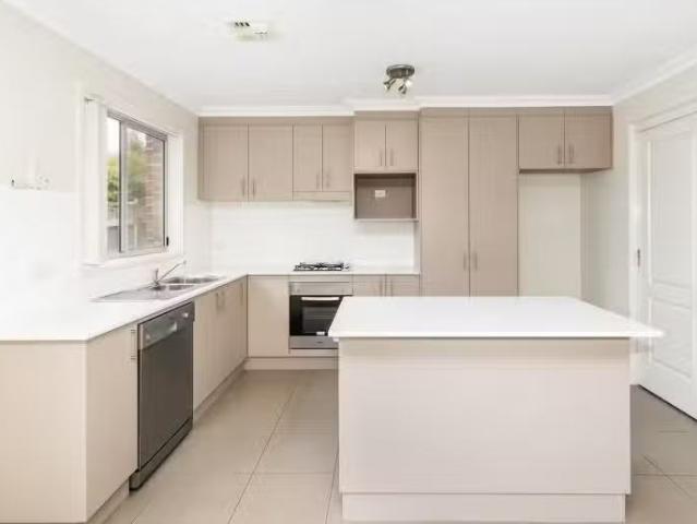 Charming 20 Neil Currie Street, Casey Townhouse for rent List.