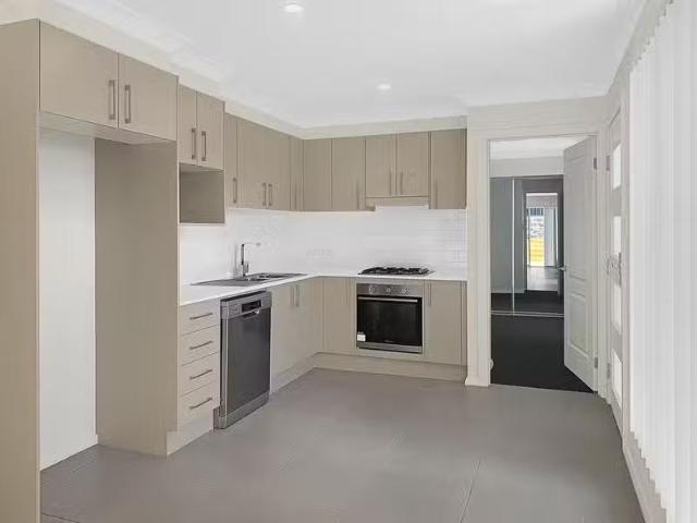 Cheap 2/11 Constance Street, Thirlmere Apartment for rent Lis.