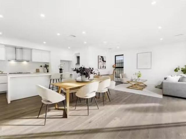 Deal! 2/11 The Ridge, Glen Waverley VIC 3150 Townhouse Auction